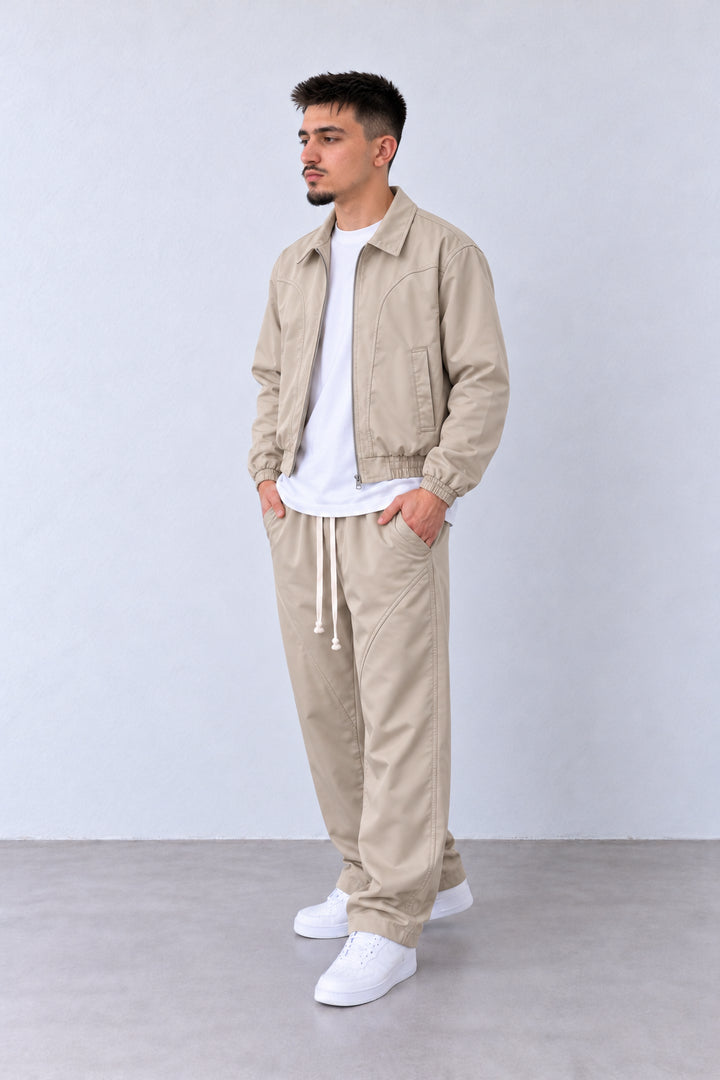 Compleu Bărbați Bej cu Jachetă Boxy și Pantaloni Relaxați, vedere pe model cu poziție alternativă a brațelor și picioarelor.