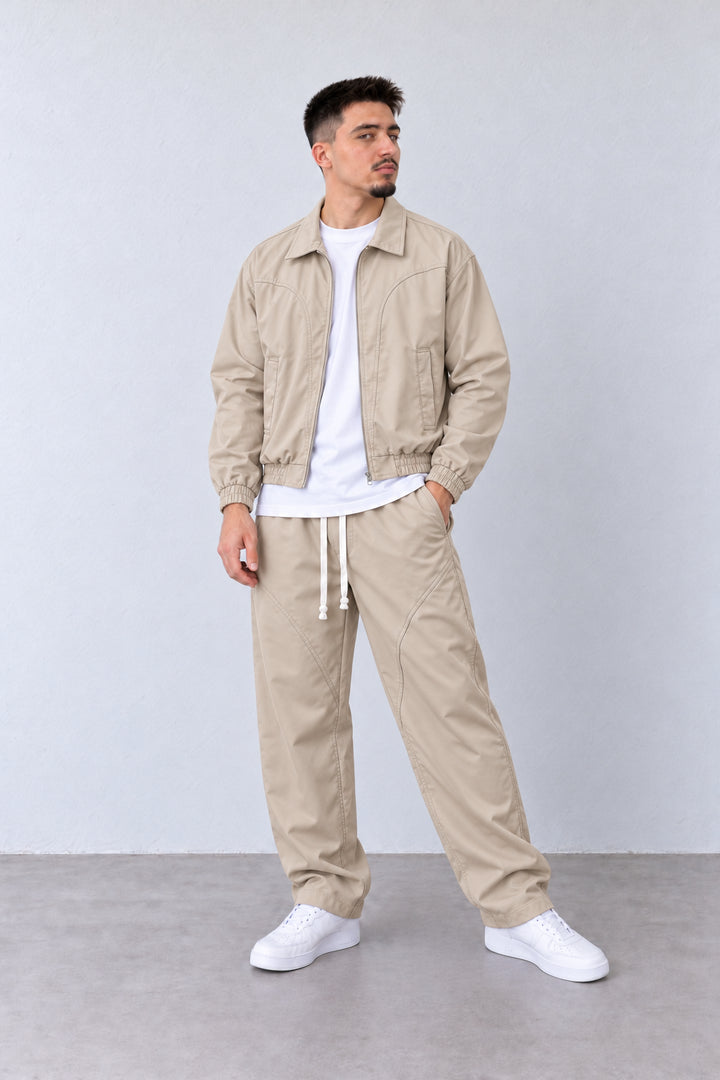 Compleu Bărbați Bej cu Jachetă Boxy și Pantaloni Relaxați, vedere integrală pe model, în postură naturală.