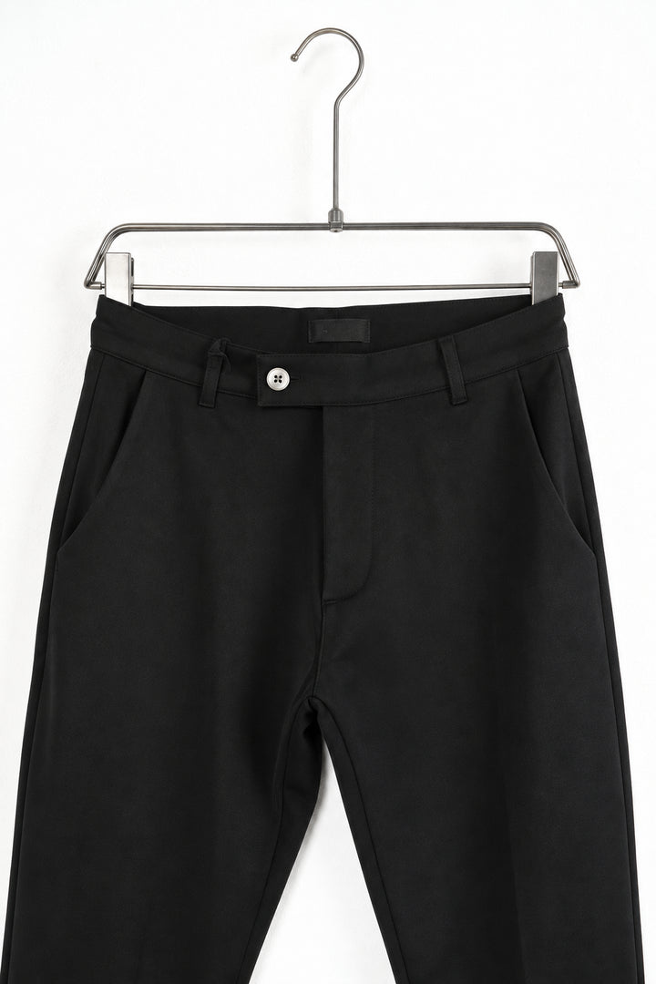 Részlet: Fekete férfi slim fit nadrág. Látható elemek: zseb, gomb.