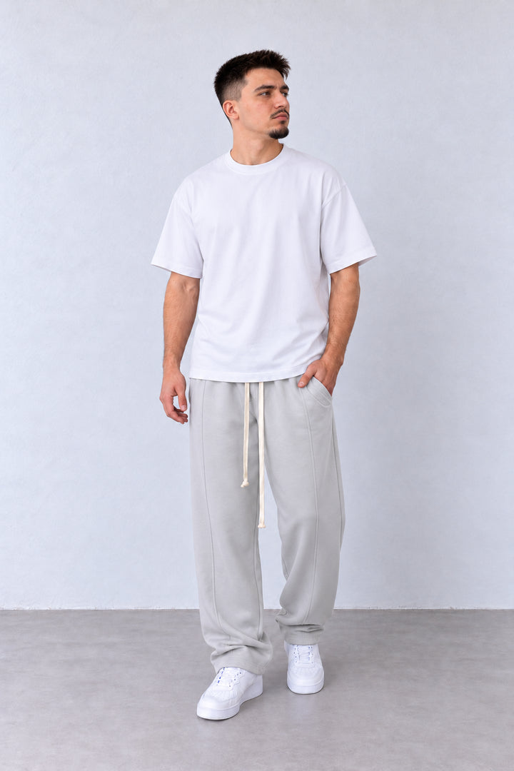 Pantaloni Largi Bărbați Gri Gheață Felpați cu Șnur Lung, vedere integrală pe model, în postură naturală.