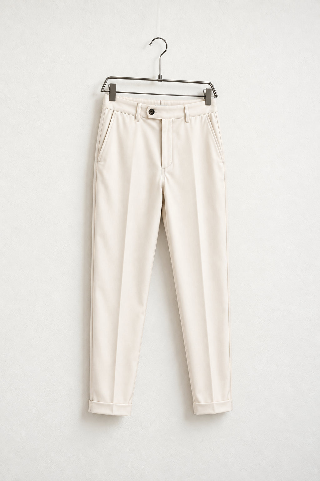 Pantaloni eleganți crem piersică pe umeraș, vedere oblică