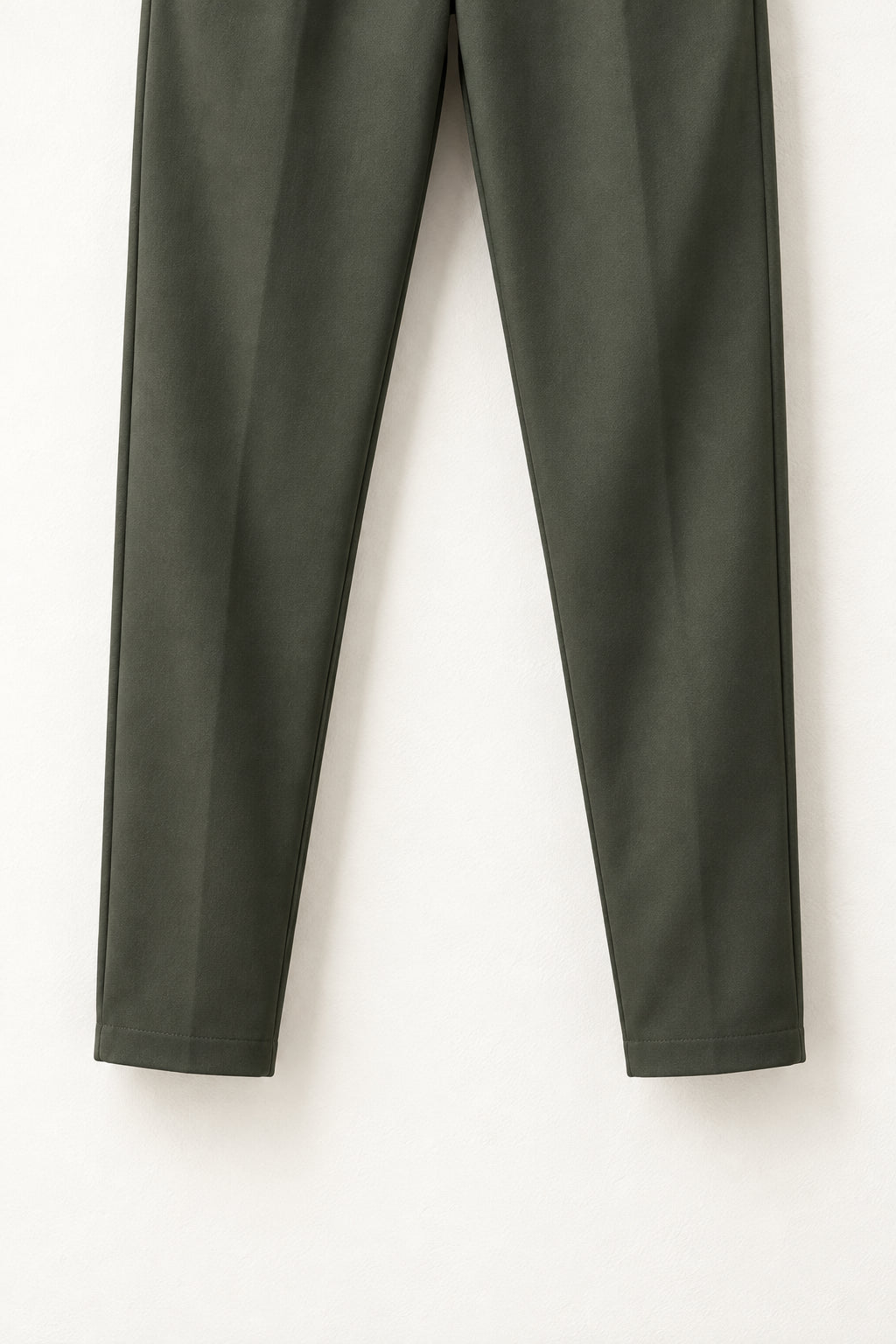 Detaliu tivuri pantalon slim verde militar