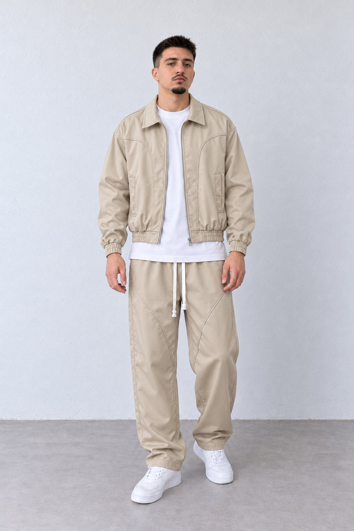 Compleu Bărbați Bej cu Jachetă Boxy  și Pantaloni Relaxați, vedere integrală pe model cu capul ușor întors sau înclinat.