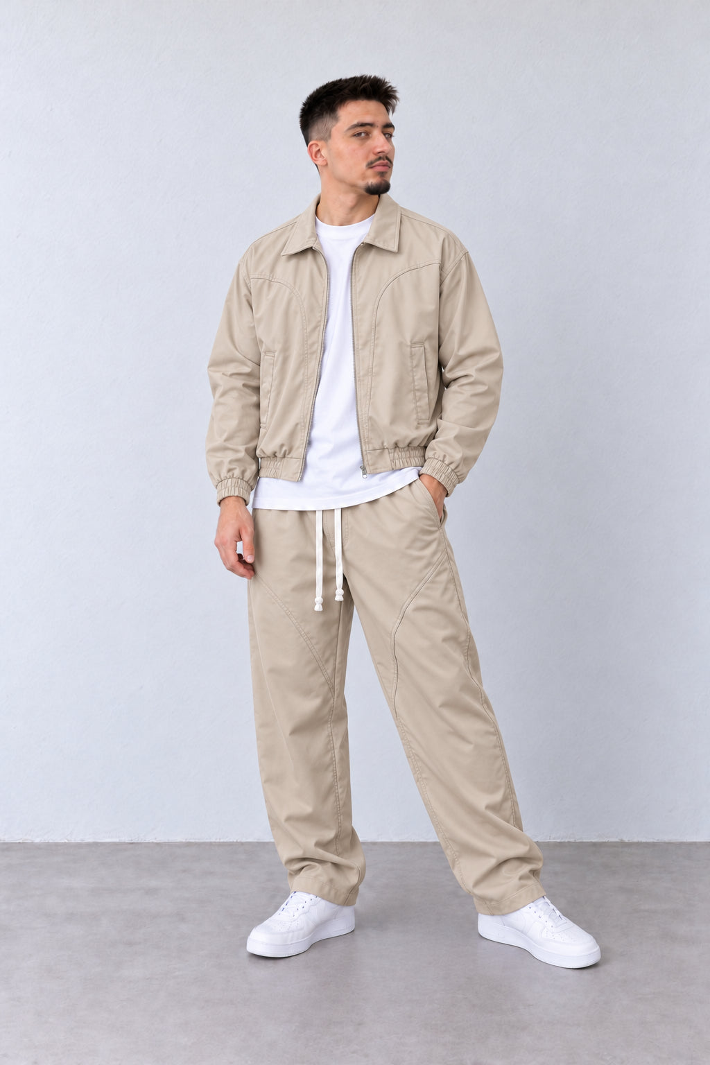 Compleu Bărbați Bej cu Jachetă Boxy  și Pantaloni Relaxați, vedere integrală pe model, în postură naturală.