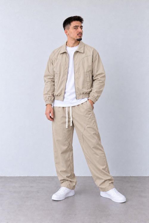 Compleu Bărbați Bej cu Jachetă Boxy  și Pantaloni Relaxați, vedere integrală pe model, în postură naturală.