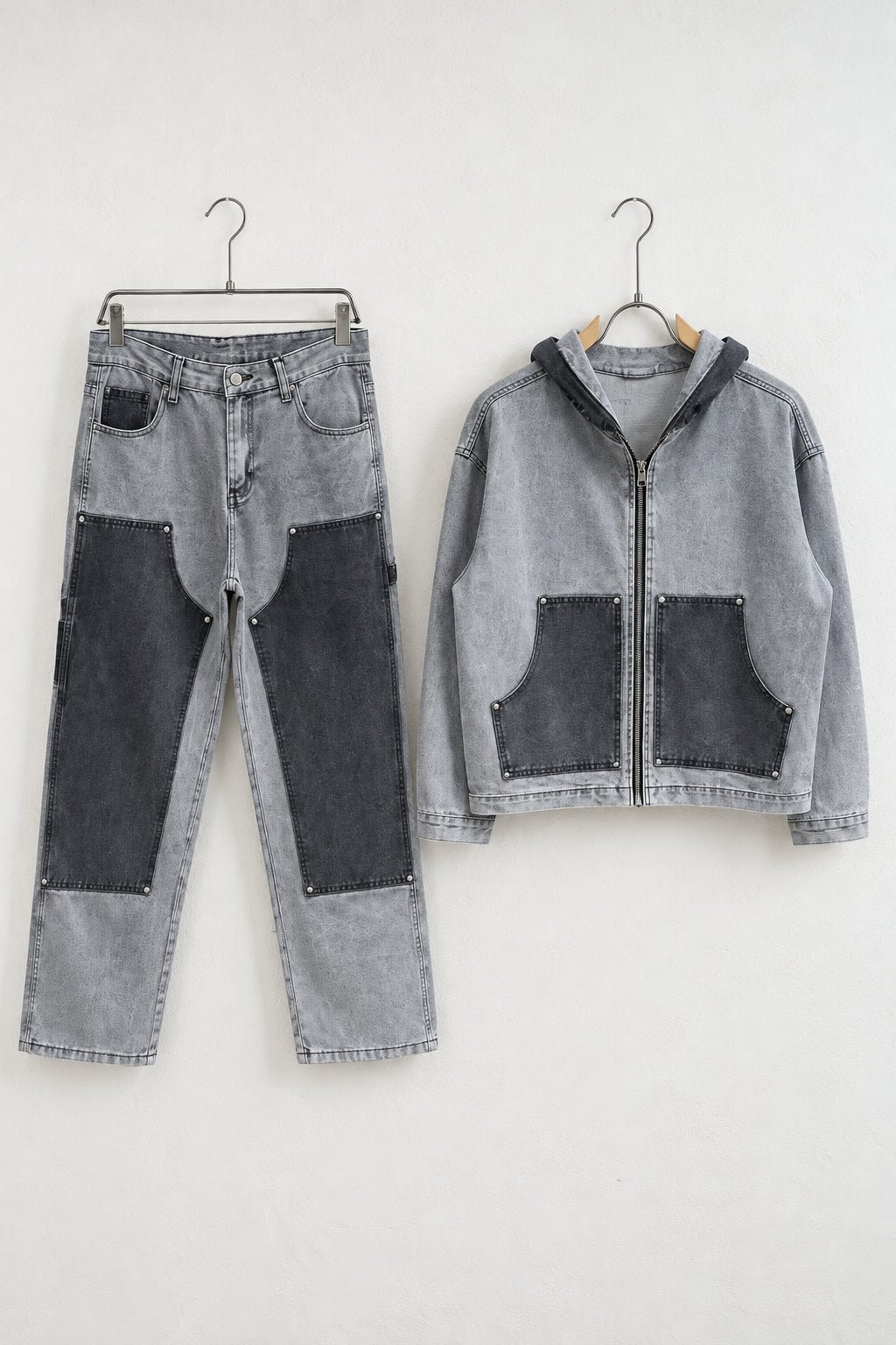 Compleu bărbați din denim gri cu panouri contrastante, glugă deschisă, vedere frontală pe umerașe