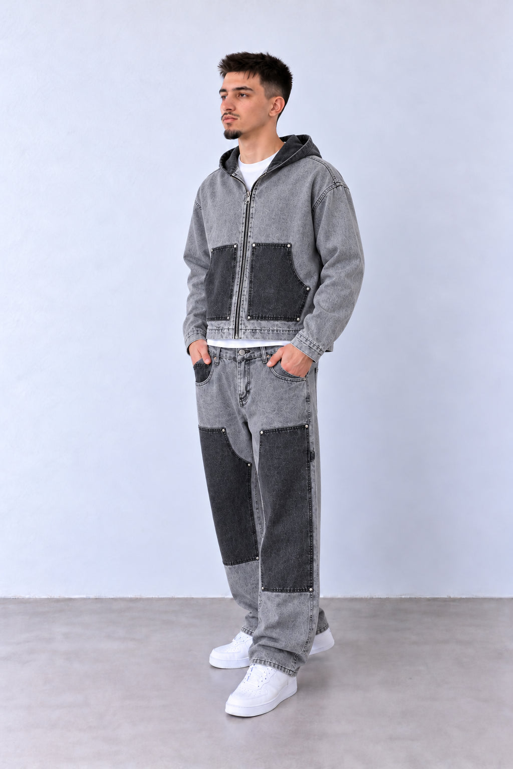 Compleu Bărbați din Denim Gri cu Panouri Contrastante, vedere integrală pe model cu capul ușor întors sau înclinat.