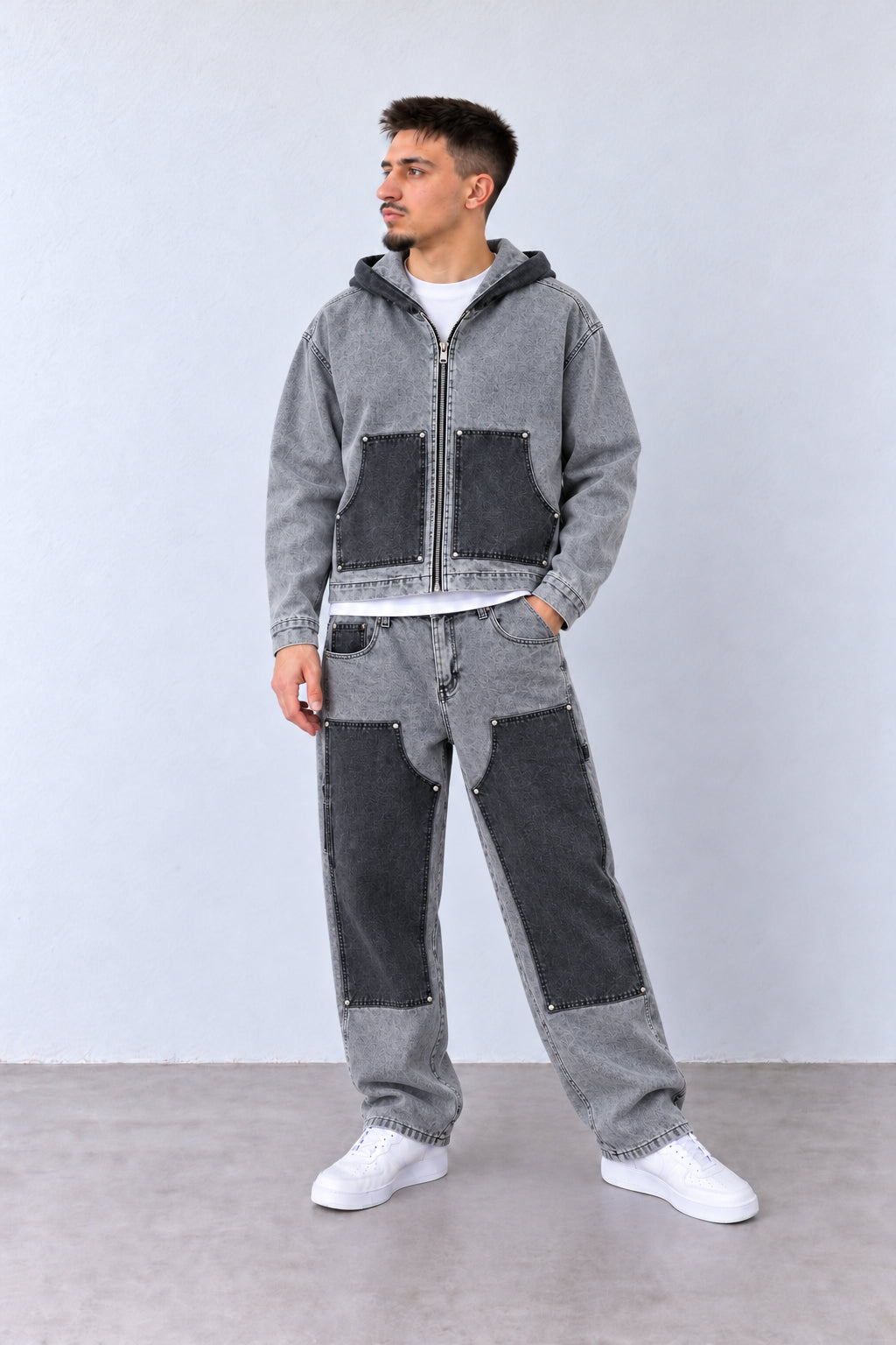 Compleu Bărbați din Denim Gri cu Panouri Contrastante, vedere pe model cu poziție alternativă a brațelor și picioarelor.