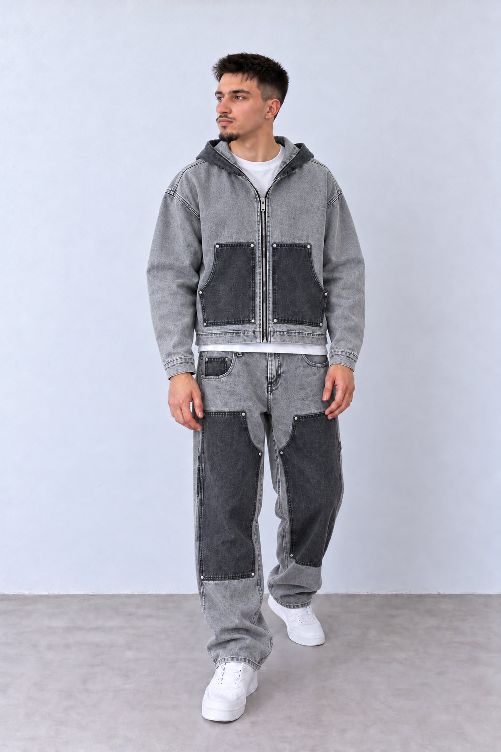Compleu Bărbați din Denim Gri cu Panouri Contrastante, vedere integrală pe model, în postură naturală.