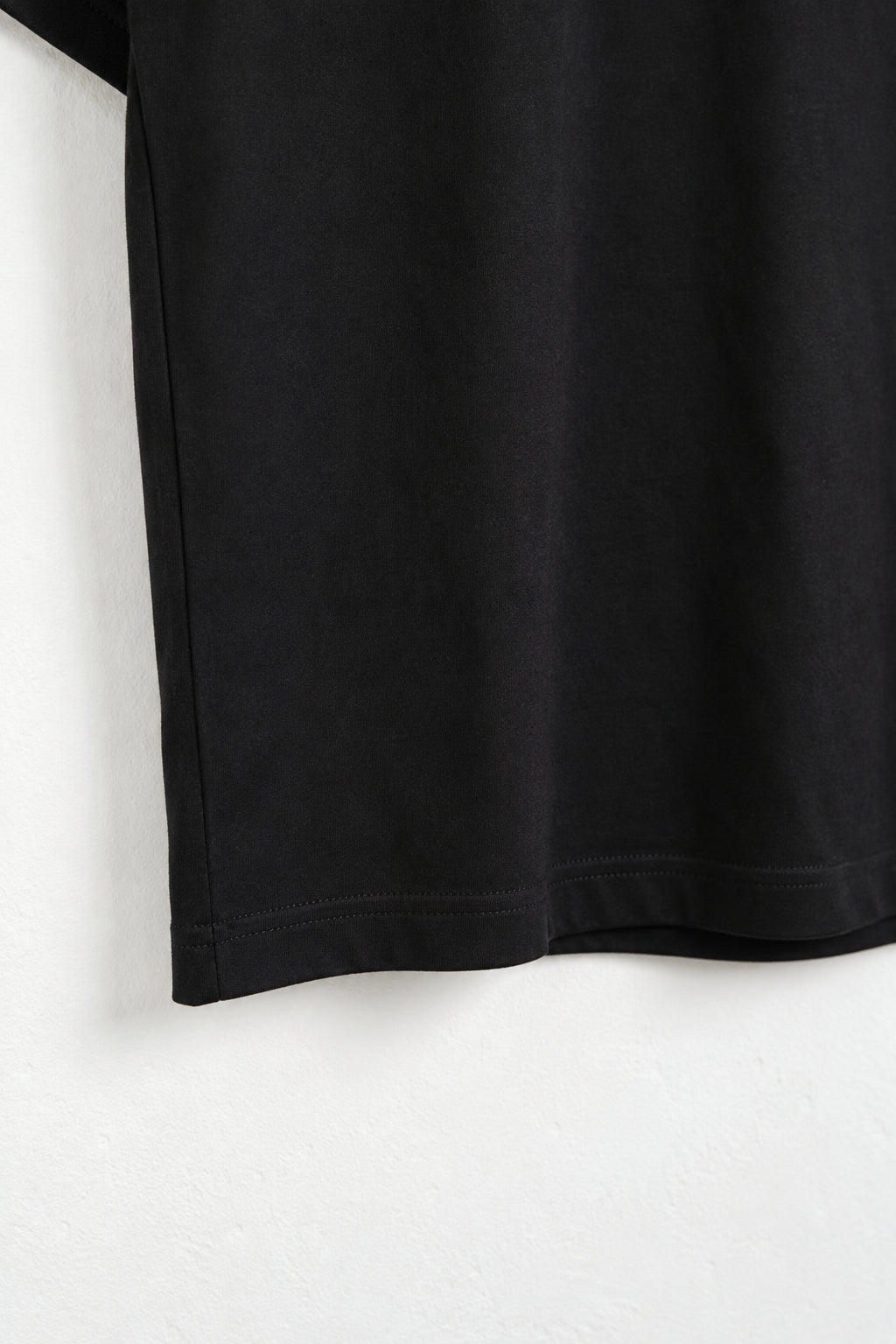 Prim-plan cusătură laterală și tiv dublu, tricou negru L815002