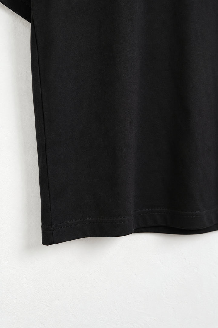 Prim-plan cusătură laterală și tiv dublu, tricou negru L815002