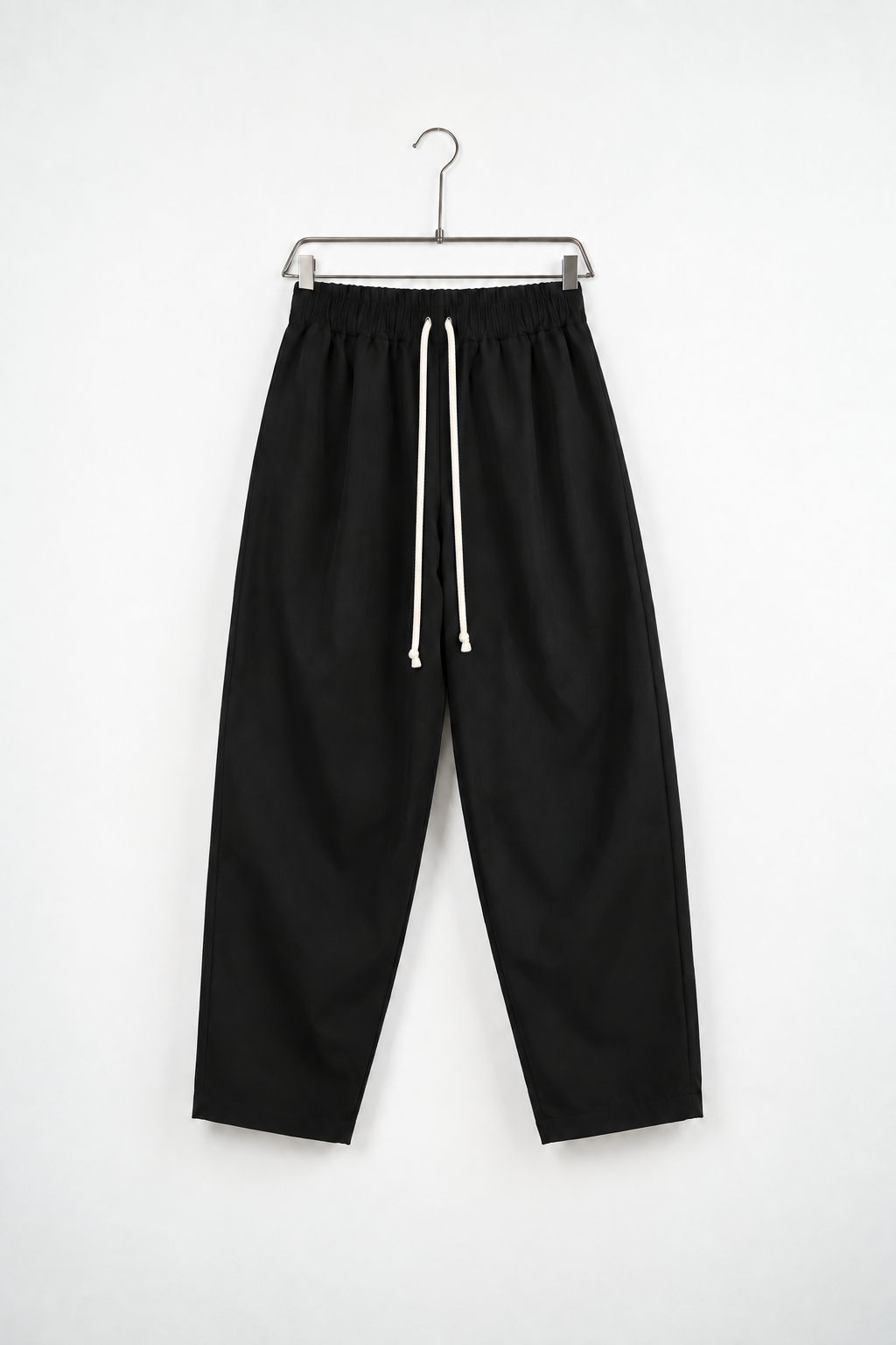 Pantaloni Baggy Bărbați Negri, vedere frontală pe umeraș, fundal deschis