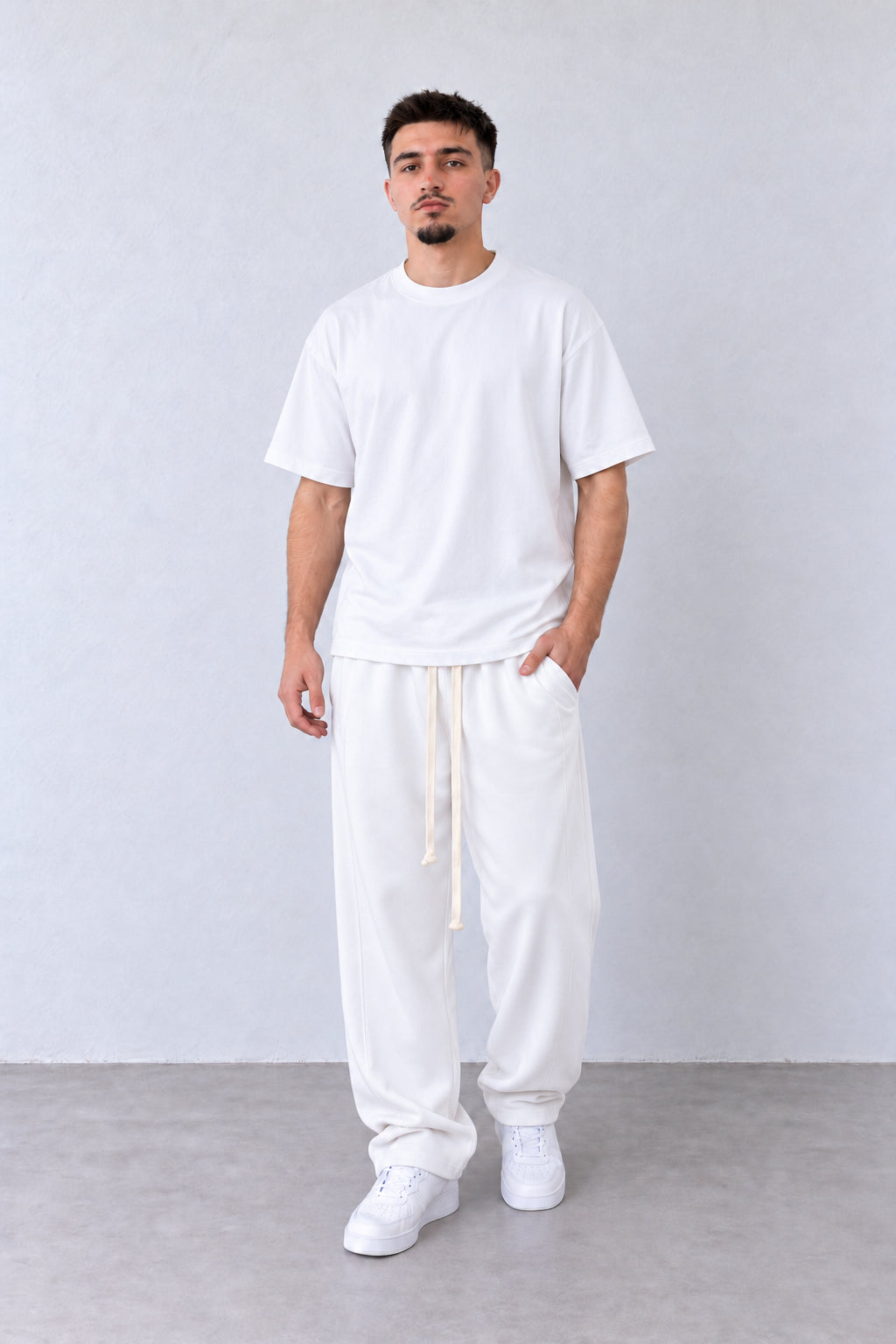 Pantaloni Baggy Felpați Bărbați Albi, vedere integrală pe model cu capul ușor întors sau înclinat.