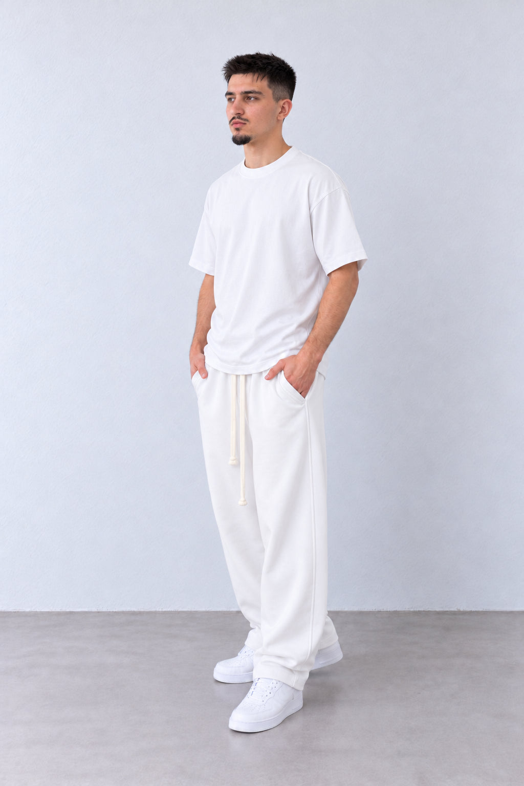 Pantaloni Baggy Felpați Bărbați Albi, vedere integrală pe model, în postură naturală.