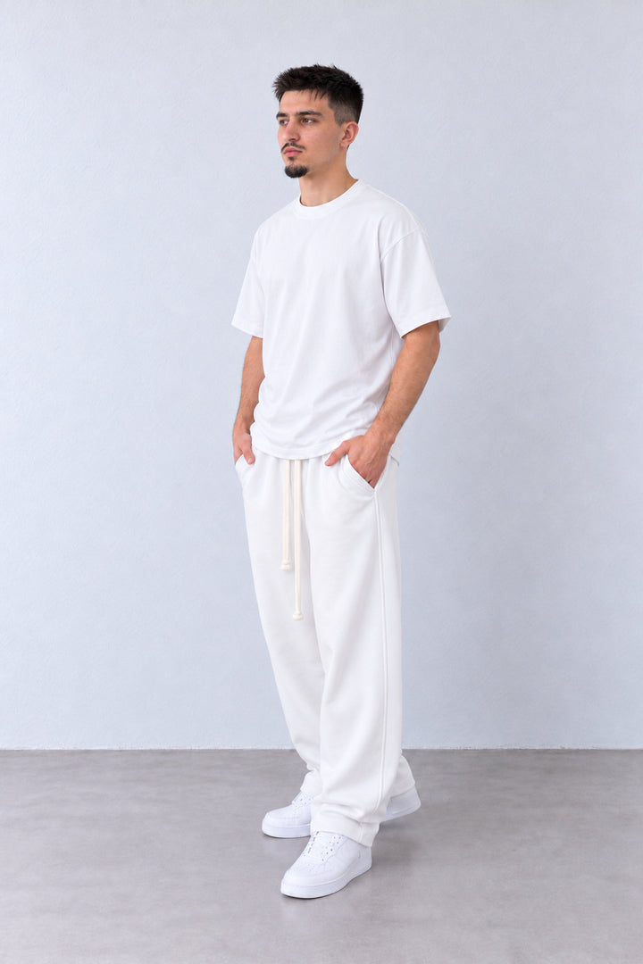 Pantaloni Baggy Felpați Bărbați Albi, vedere integrală pe model, în postură naturală.