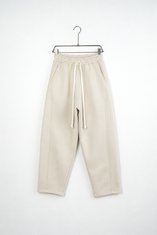 Pantaloni Baggy Felpați Bărbați Bej, vedere frontală pe umeraș, fundal deschis