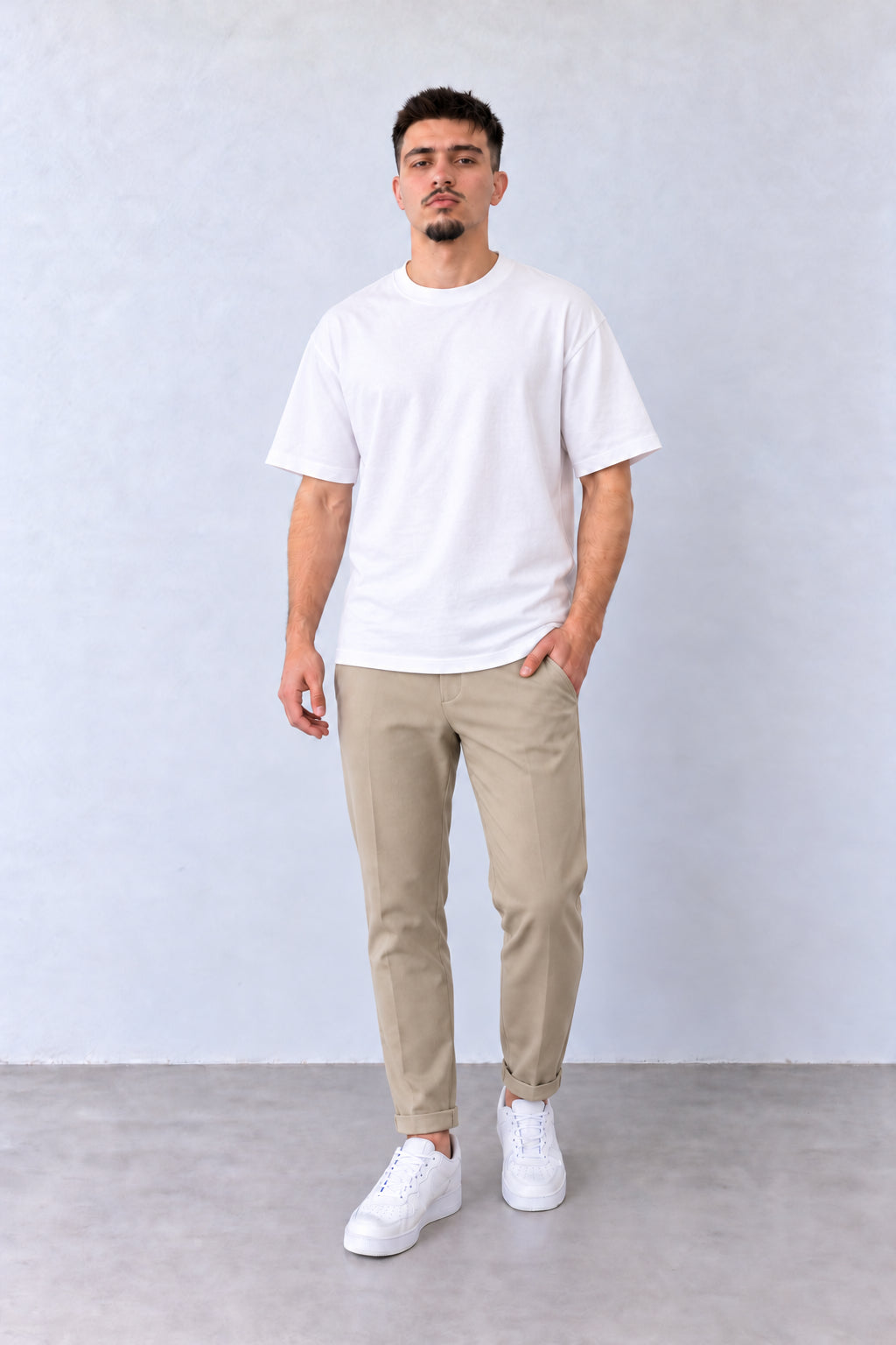 Bézs férfi slim fit nadrág. Modellen, enyhén elfordított fejjel.