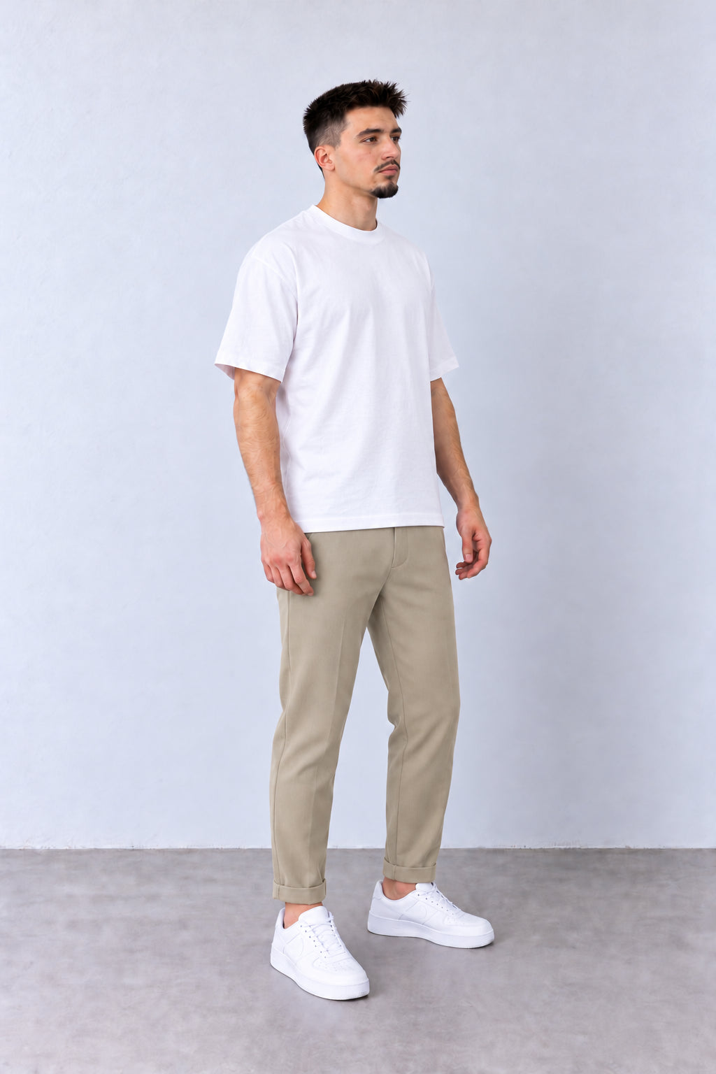 Bézs férfi slim fit nadrág. Modellen, laza pózban.