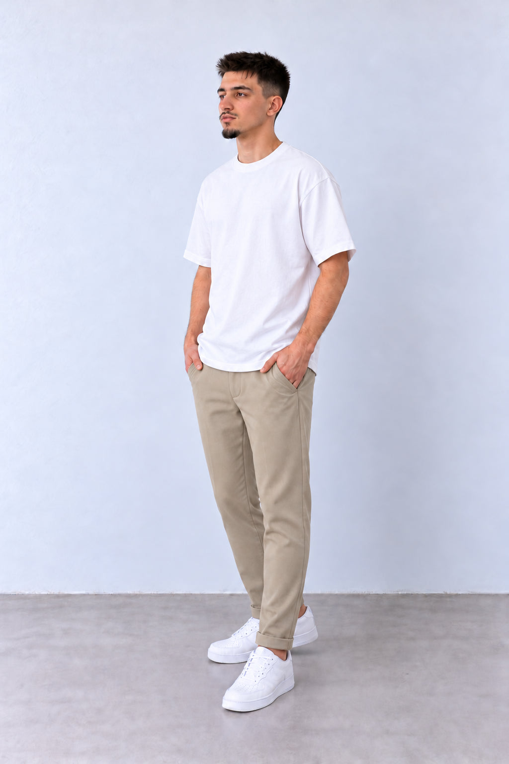 Bézs férfi slim fit nadrág. Modellen, teljes alakos nézet.