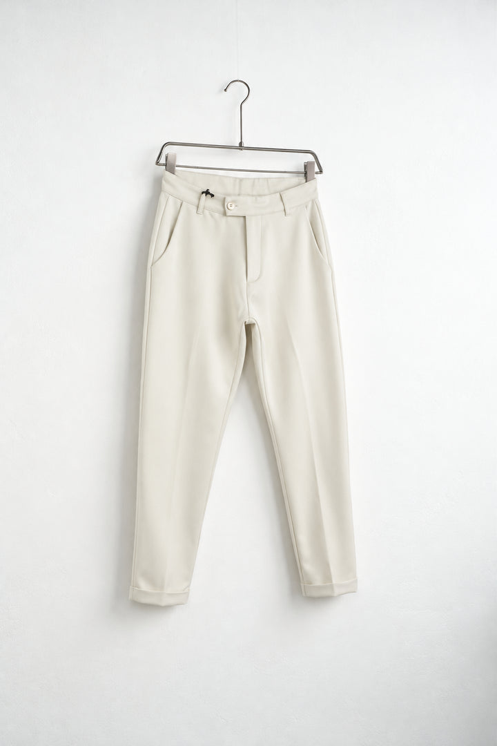 Krémszínű férfi slim fit nadrág. Termékfotó vállfán, ferde nézetből.