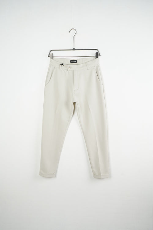 Кремави мъжки slim fit панталони. Продуктова снимка на закачалка, изглед отпред.