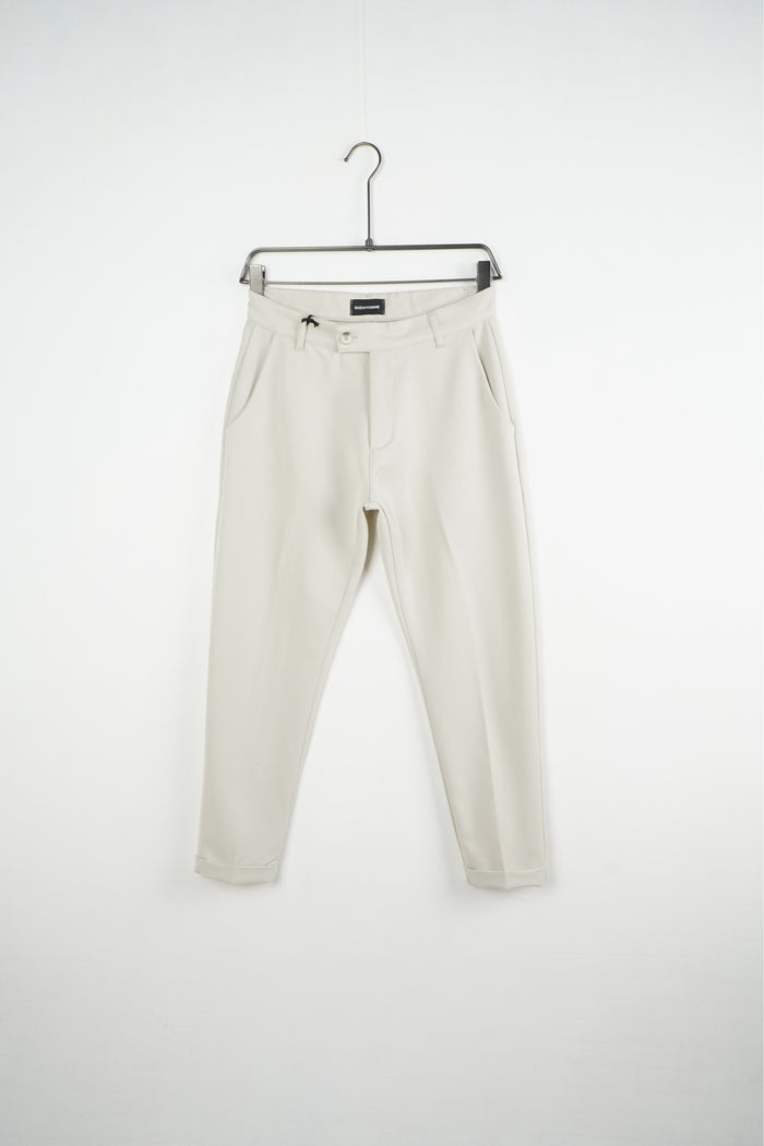 Кремави мъжки slim fit панталони. Продуктова снимка на закачалка, изглед отпред.