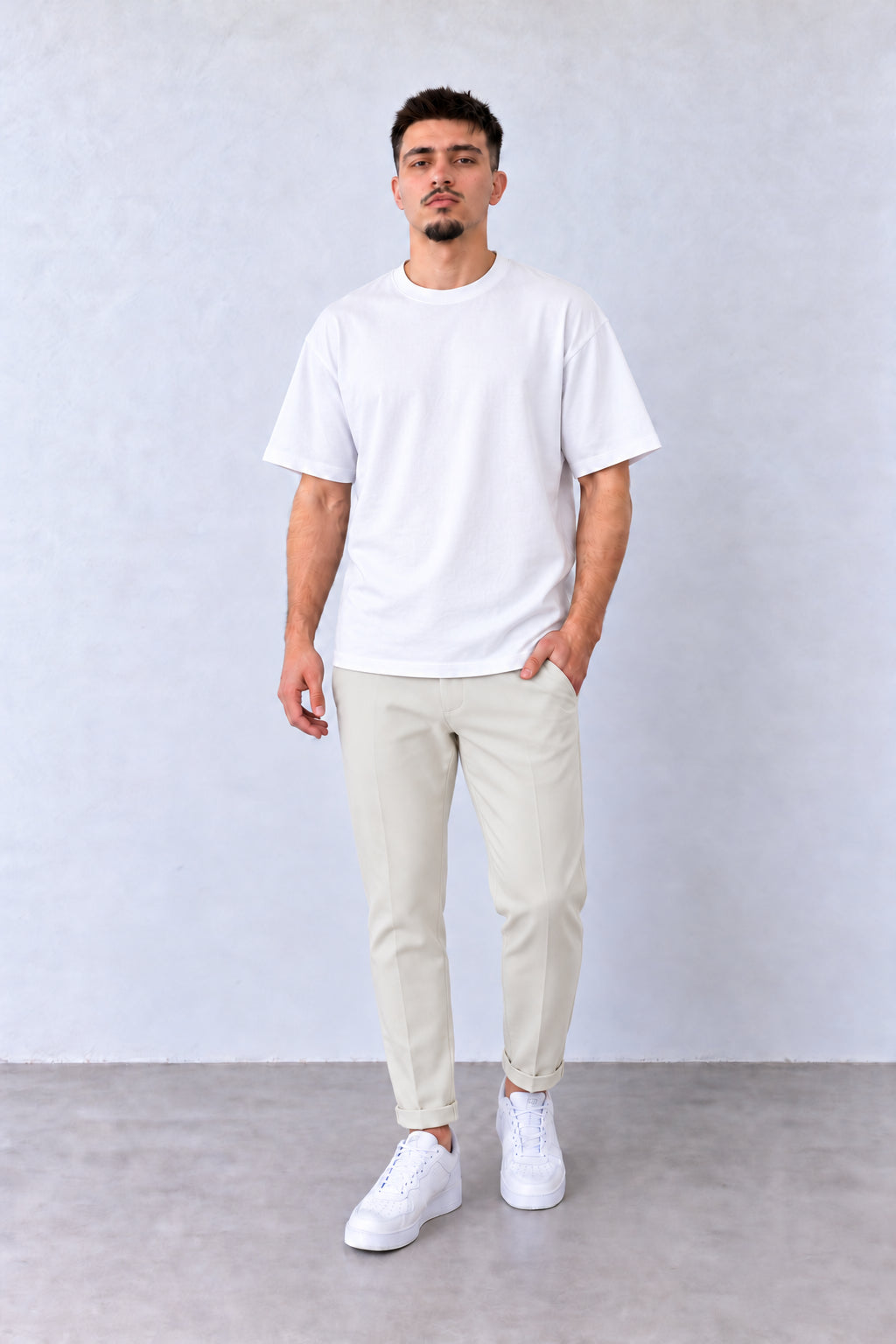 Krémszínű férfi slim fit nadrág. Modellen, laza pózban.