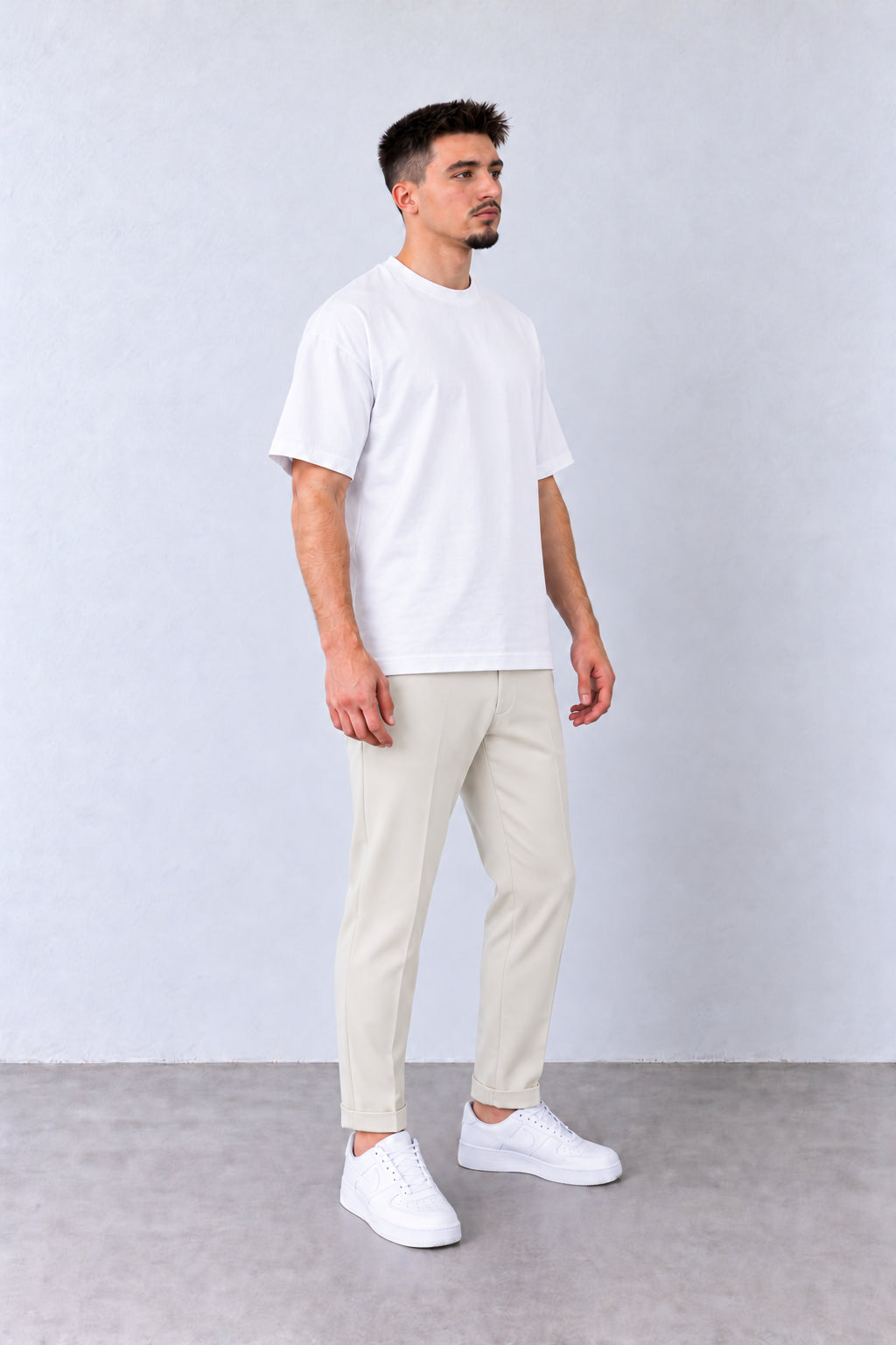 Krémszínű férfi slim fit nadrág. Modellen, teljes alakos nézet.