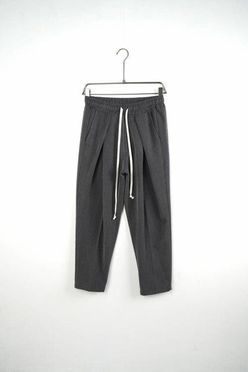 Pantaloni bărbați gri, vedere frontală, cu pense, talie elastică, șnur alb și buzunare laterale