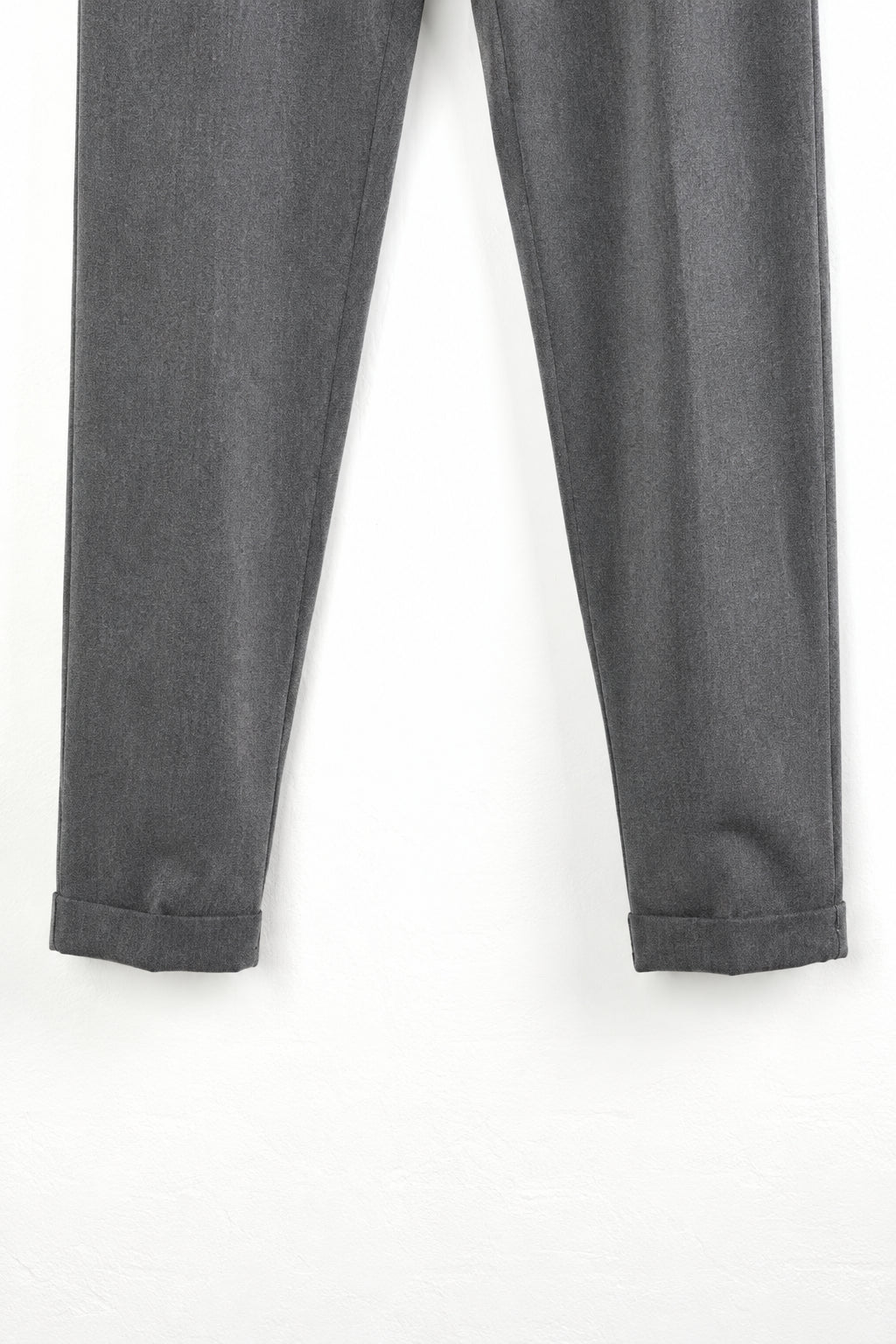 Részlet: Szürke férfi slim fit nadrág. Látható elemek: felhajtás.