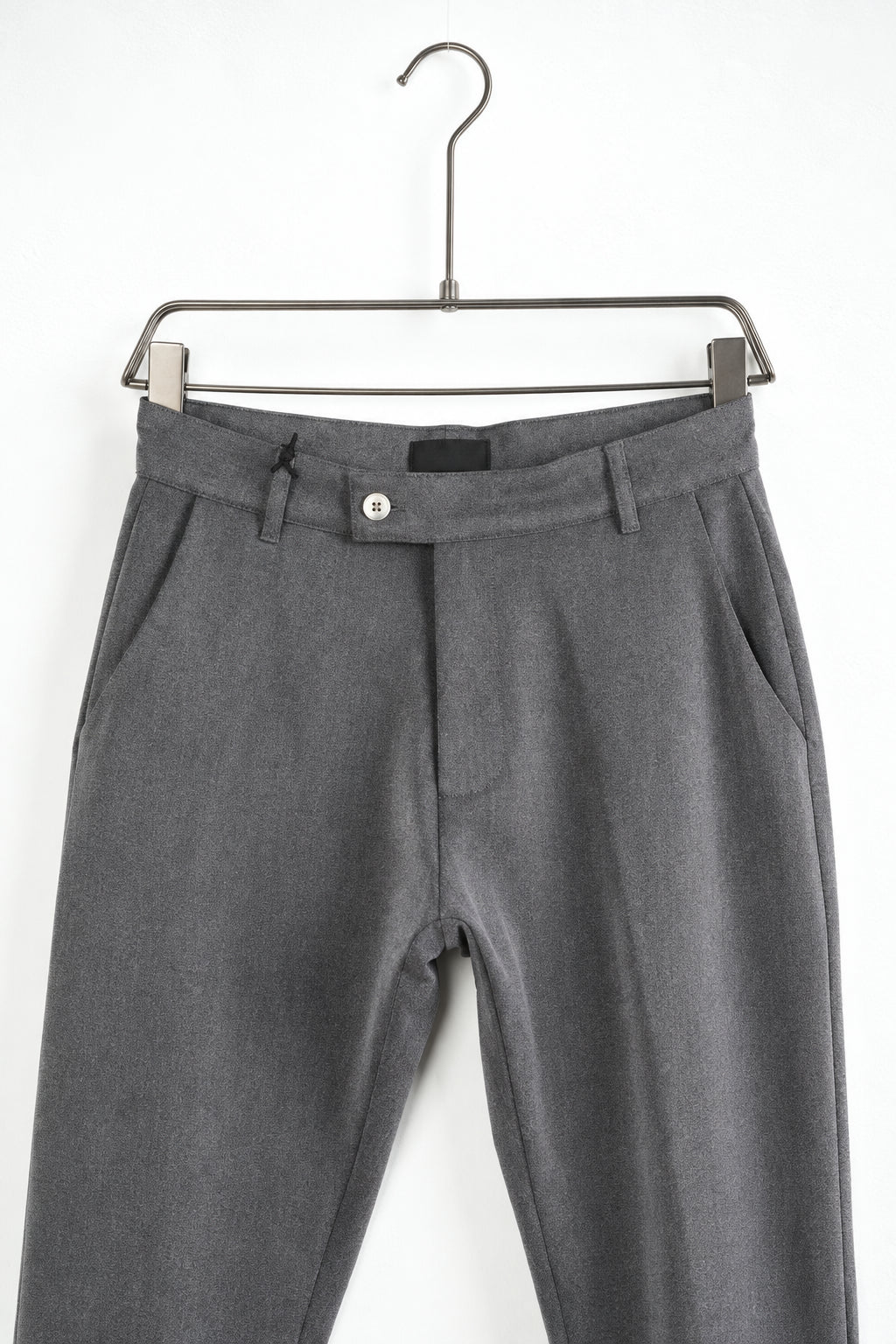 Részlet: Szürke férfi slim fit nadrág. Látható elemek: zseb, gomb.