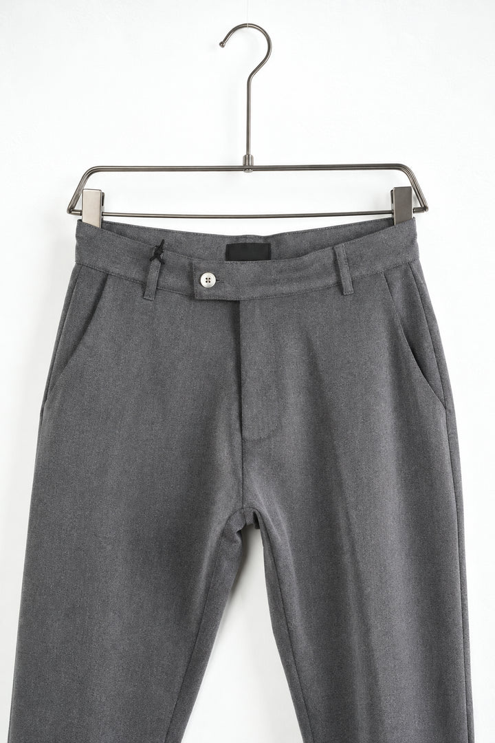 Részlet: Szürke férfi slim fit nadrág. Látható elemek: zseb, gomb.