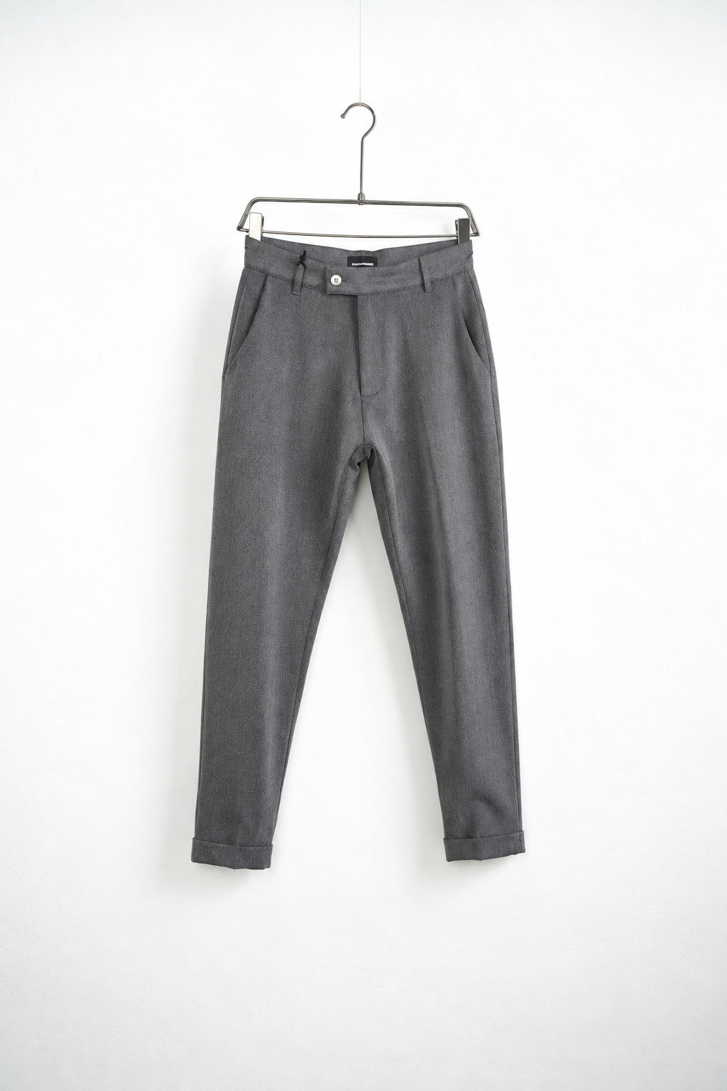 Szürke férfi slim fit nadrág. Termékfotó vállfán, ferde nézetből.
