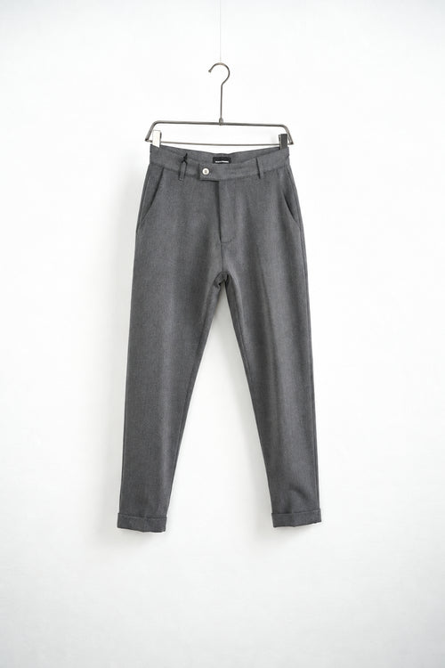 Сиви мъжки slim fit панталони. Продуктова снимка на закачалка, под ъгъл.