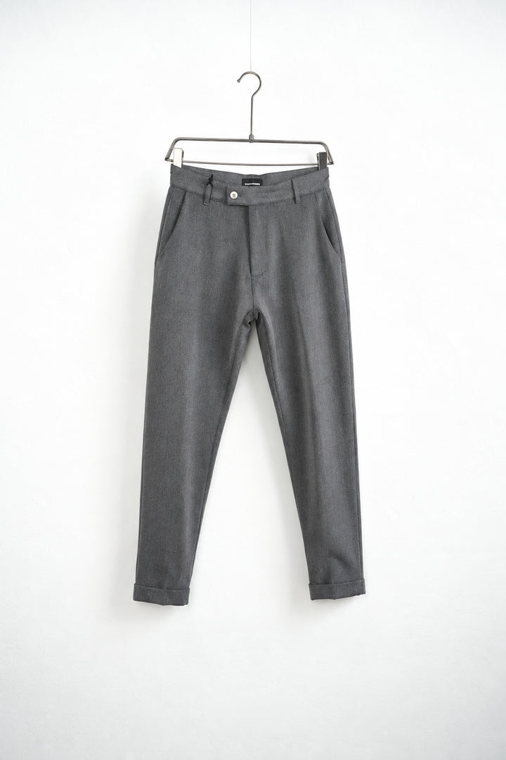 Szürke férfi slim fit nadrág. Termékfotó vállfán, ferde nézetből.