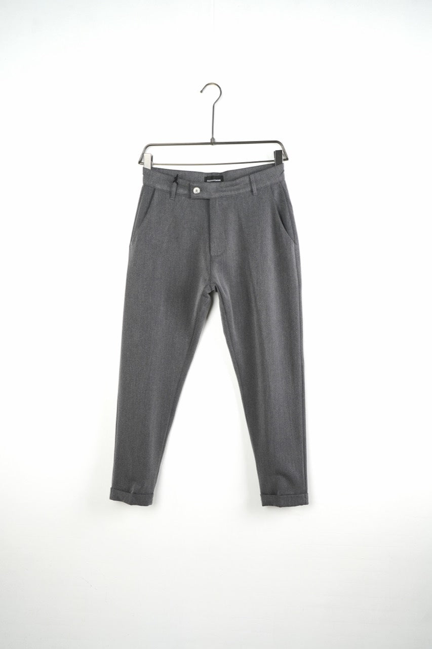 Szürke férfi slim fit nadrág. Termékfotó vállfán, elölnézetből.