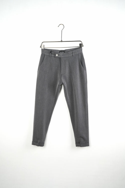 Сиви мъжки slim fit панталони. Продуктова снимка на закачалка, изглед отпред.