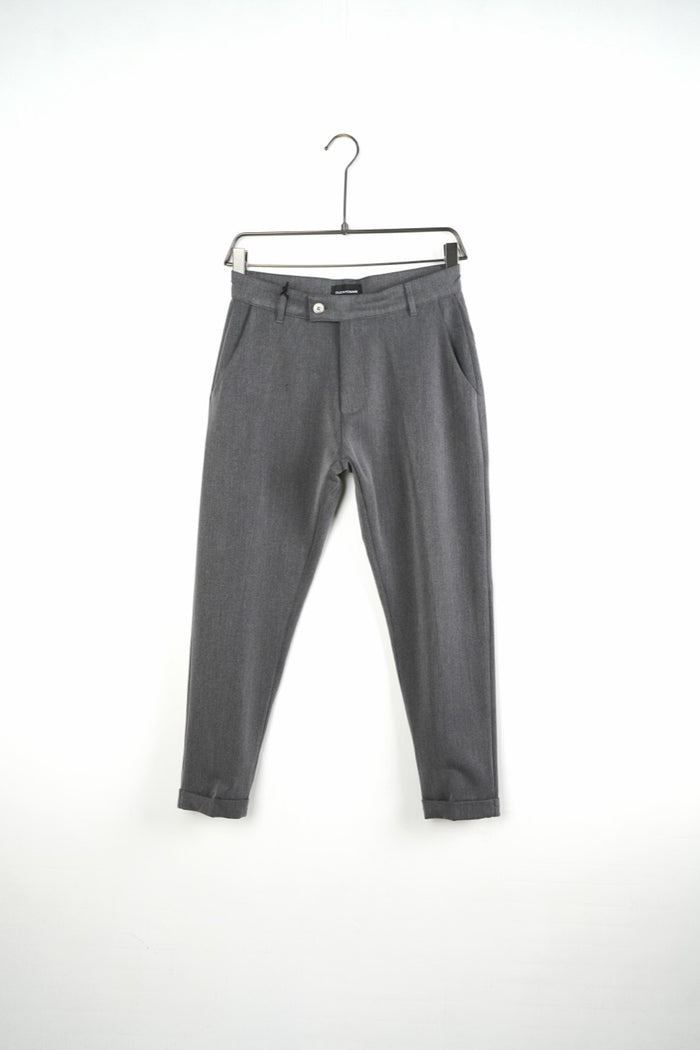 Сиви мъжки slim fit панталони. Продуктова снимка на закачалка, изглед отпред.
