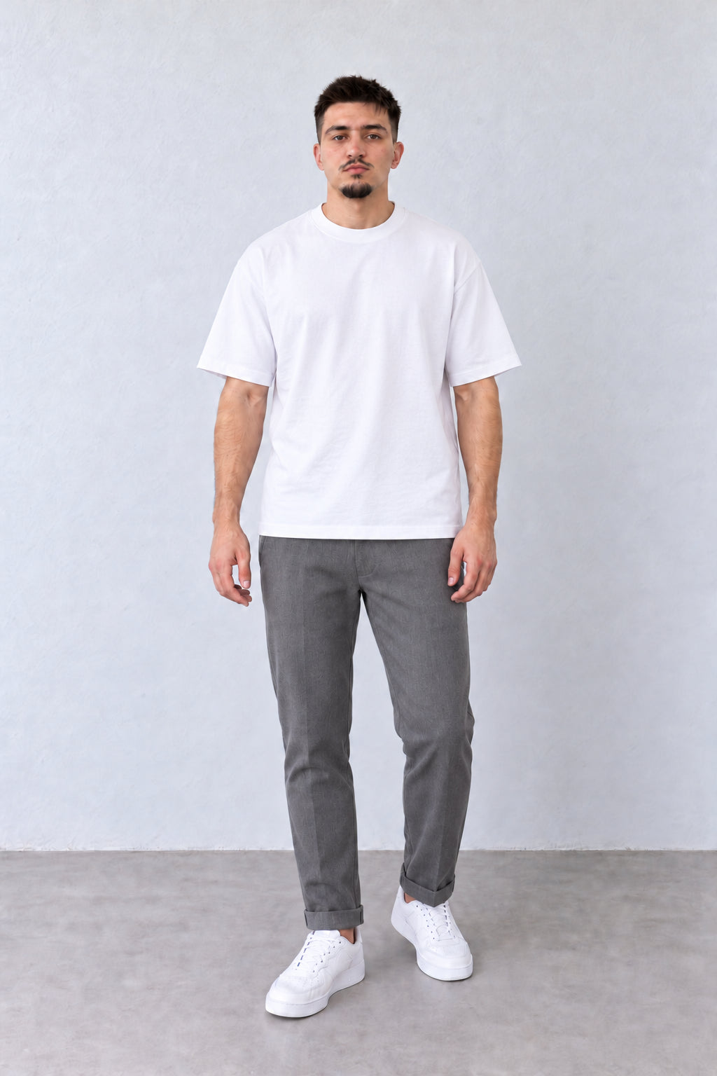 Szürke férfi slim fit nadrág. Modellen, enyhén elfordított fejjel.
