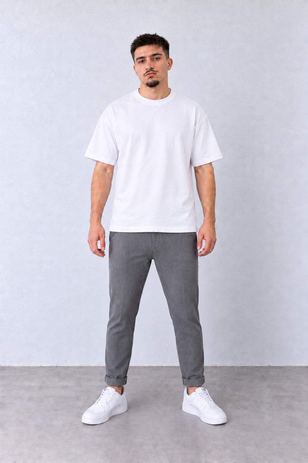 Szürke férfi slim fit nadrág. Modellen, laza pózban.
