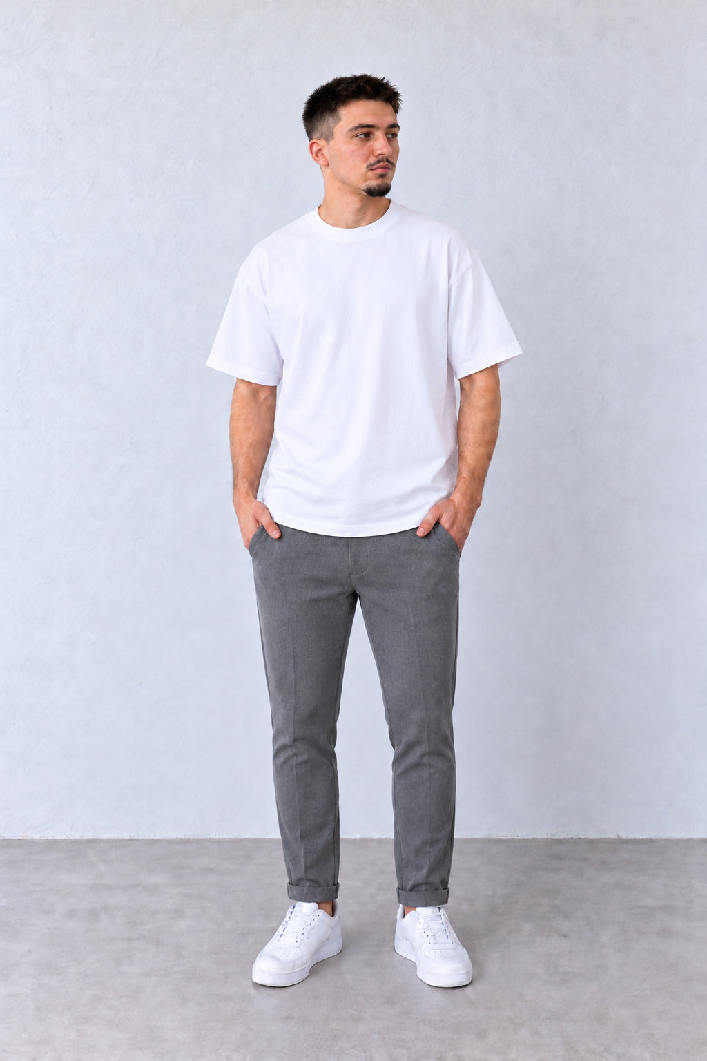 Szürke férfi slim fit nadrág. Modellen, teljes alakos nézet.