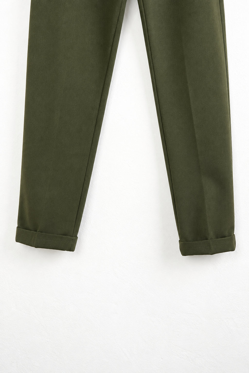 Részlet: Khaki férfi slim fit nadrág. Látható elemek: felhajtás.