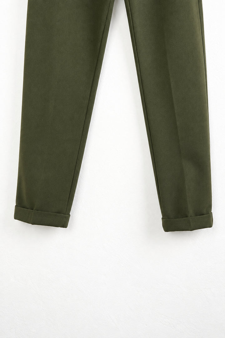 Részlet: Khaki férfi slim fit nadrág. Látható elemek: felhajtás.