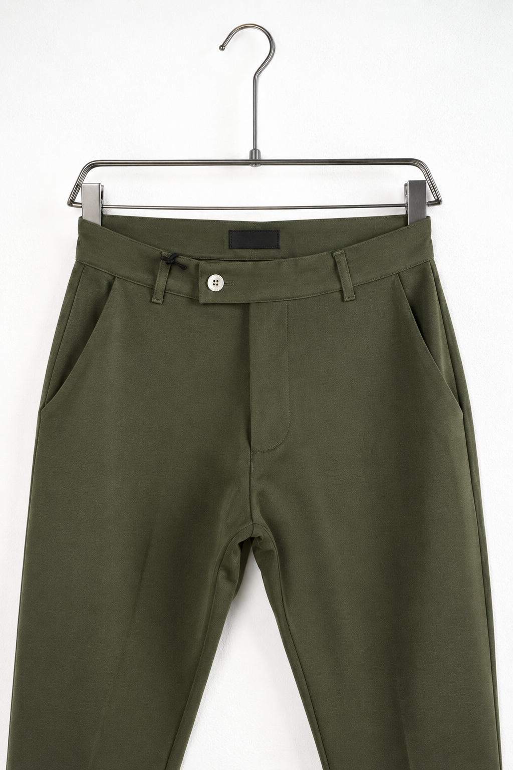 Részlet: Khaki férfi slim fit nadrág. Látható elemek: zseb, gomb, övbújtató.