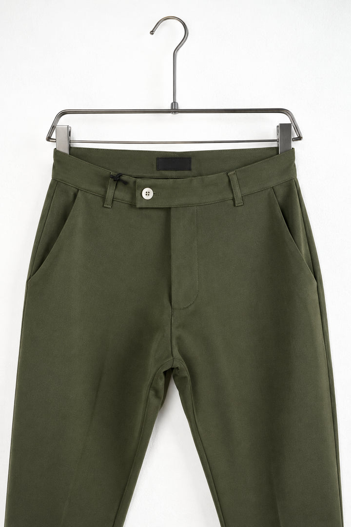 Részlet: Khaki férfi slim fit nadrág. Látható elemek: zseb, gomb, övbújtató.