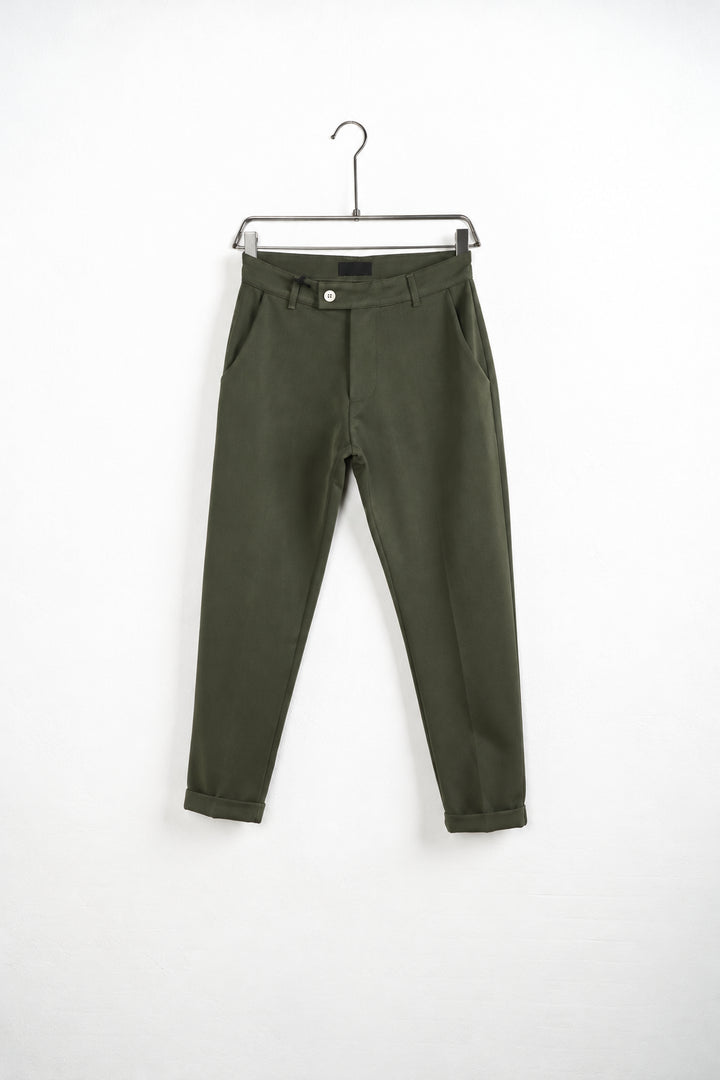 Khaki férfi slim fit nadrág. Termékfotó vállfán, ferde nézetből.