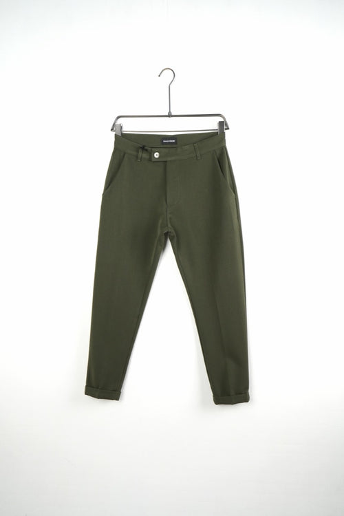 Khaki férfi slim fit nadrág. Termékfotó vállfán, elölnézetből.