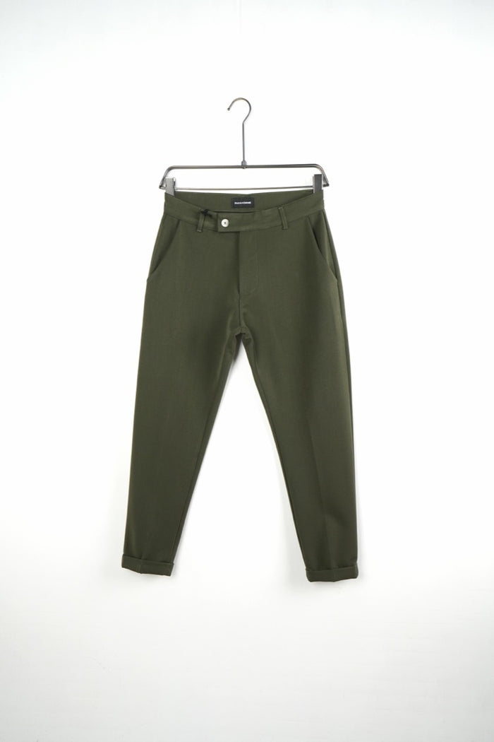 Мъжки slim fit панталони в цвят каки. Продуктова снимка на закачалка, изглед отпред.