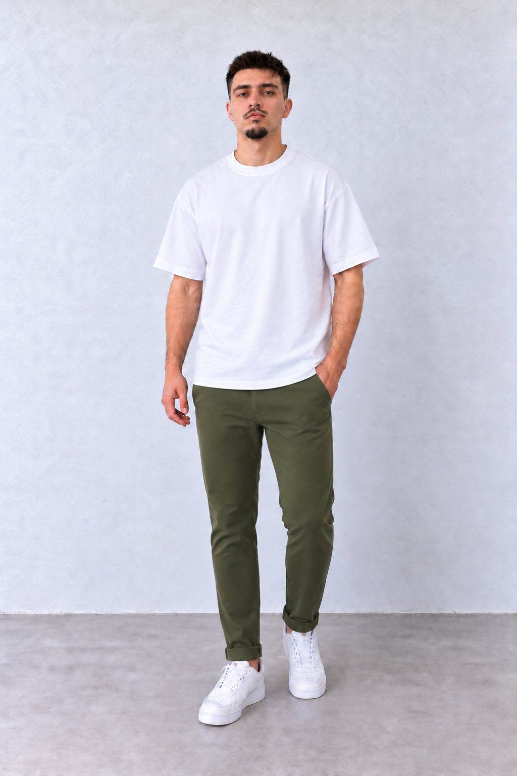 Khaki férfi slim fit nadrág. Modellen, enyhén elfordított fejjel.
