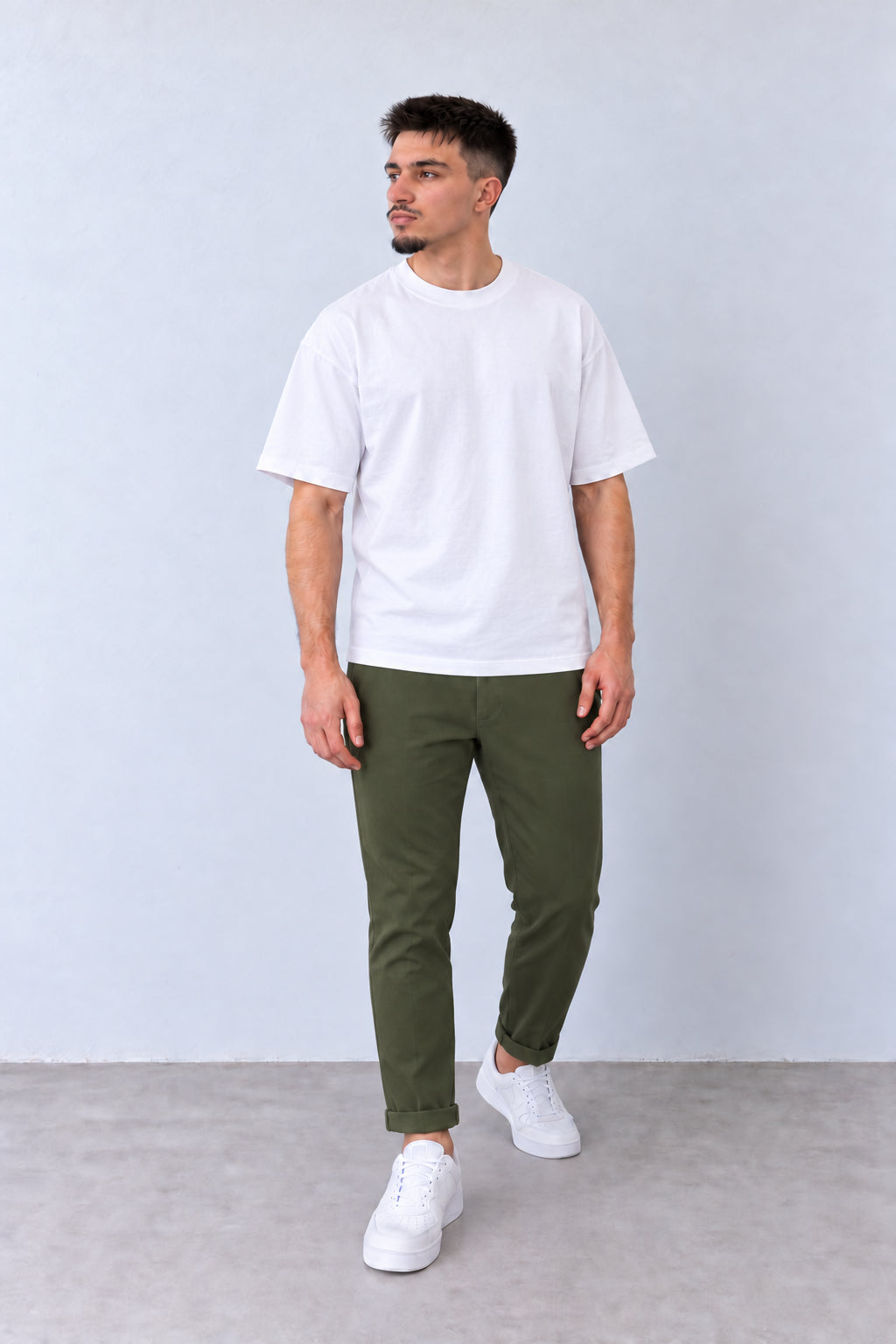 Khaki férfi slim fit nadrág. Modellen, laza pózban.